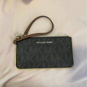 Host Pick✨ Michael Kors Brown Logo Wristlet